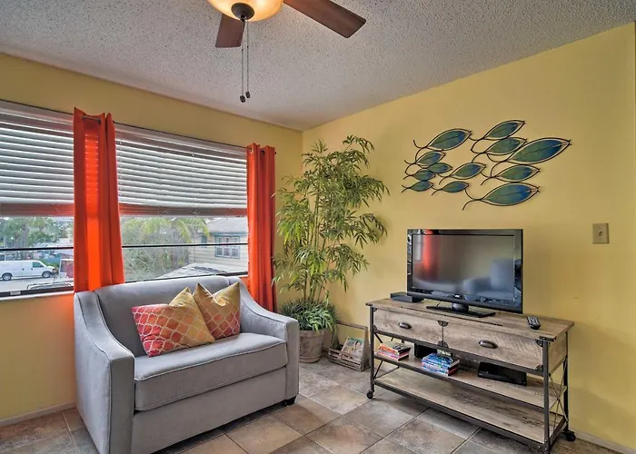Steps To Beach! Walkable Gulf Coast Retreat Holiday home *